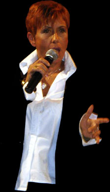 Delphine chante seule